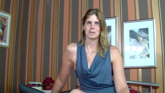 Seks oyuncağı tarafından gerilmiş onu kedi ile o hissediyor