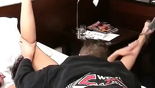 Atılımı olan ve çok kaltak olan bir esmer otel odasına dönüşüyor.