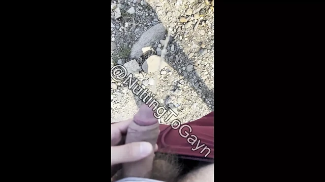 Kıllı adam ormanda herkesin içinde işiyor