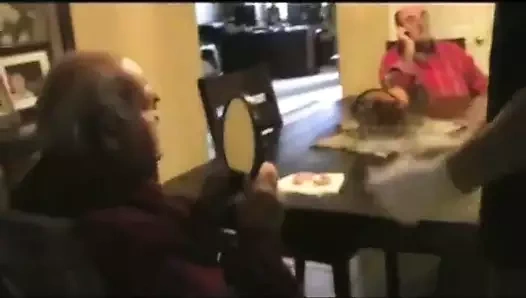 Daha iyi oral seks yapan sahte dişleri olan porno yıldızı