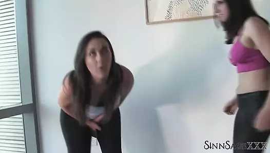 Esmer babes sinn adaçayı ve hannah perez seksi klip sırasında kavga ediyor!