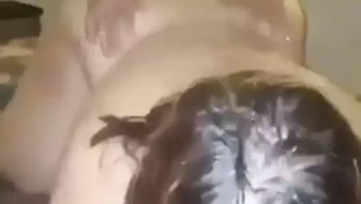 Üvey kızkardeş üniversitede okuyor ve dairede yaşıyor