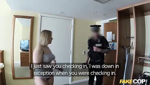 Fake cop - tombul sarışın otelde polisin yarağının üzerinde zıplıyor
