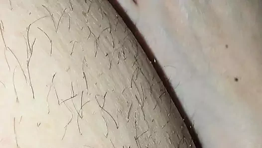 Üvey anne üvey oğlunun bacağından sikine dokunuyor