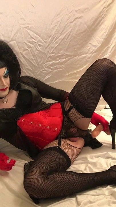 Azgın sürtük sürtük maddeleri büyük yapay penis içinde için eşek ve oturur