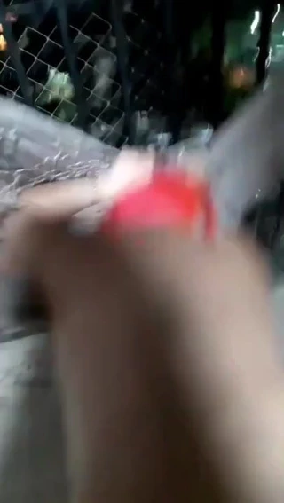 Debora Fantine trepando na varanda