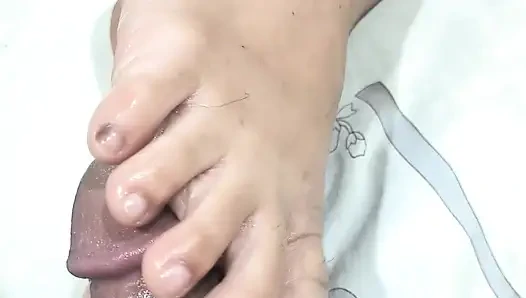 Bu pinay ayakla muamele becerisinden dölünü tutamıyor