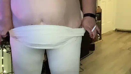 Kırmızı topuklu dumanlı güzellik