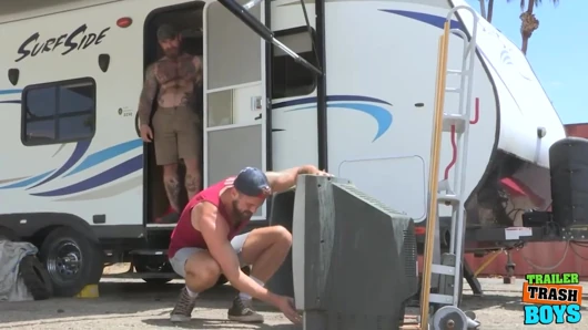 Trailertrashboys Wesley Woods açık havada jack dixon tarafından sikiliyor
