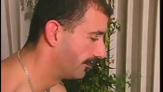 Biseksüel dövmeli erkek ve genç sarışın kaslı adamla sikişiyor