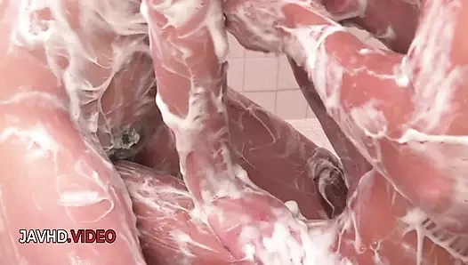 Sapık Asyalı esmer Anne duşta yarak emiyor bakış açısı keyifli bir şekilde