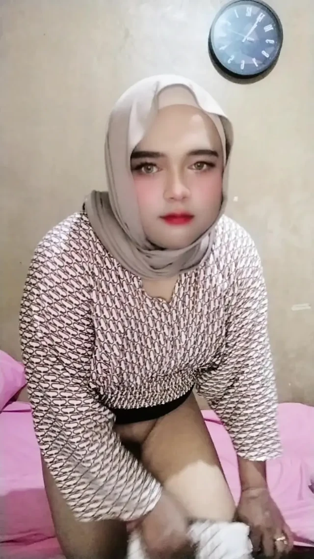 Ivvy travesti tesettürlü bir ay sonra azgın hissediyor. Sonra boşalıyor