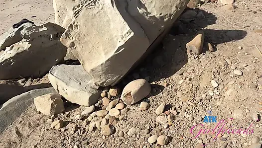 Mira ile plaj günü eğlencesi: ıslanıyor ve çaresiz bir sürtük gibi arabada yarağına sert biniyor!
