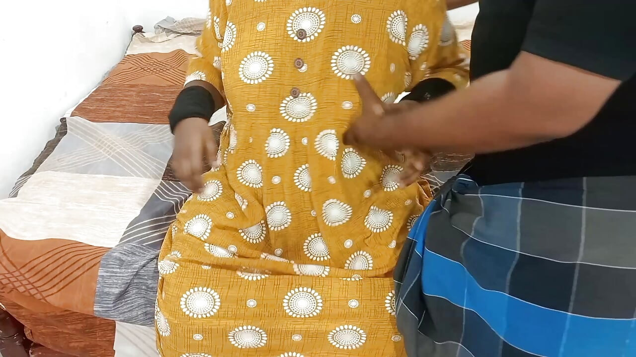 Kremsi amcıklı Tamil evli kadın sert sikişiyor ve edepsizce konuşuyor