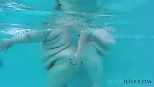 Busty bbw lexxxi luxe ve bbw arkadaş oyun sualtı içinde havuz