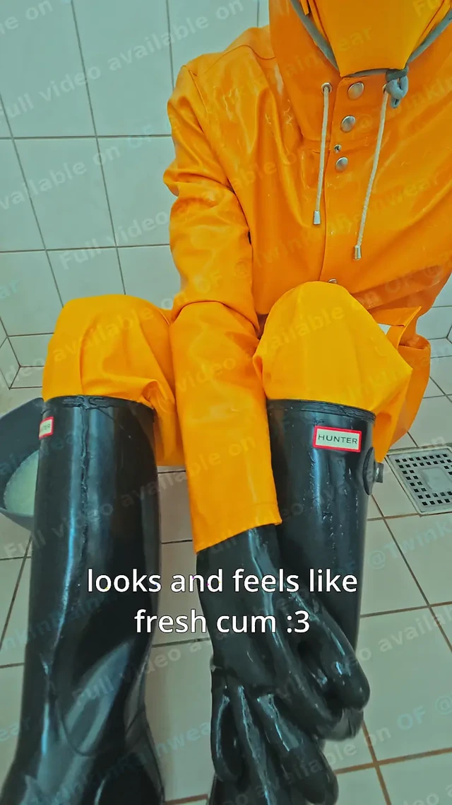 Yağmurluklu Twink Slime ile Oynuyor
