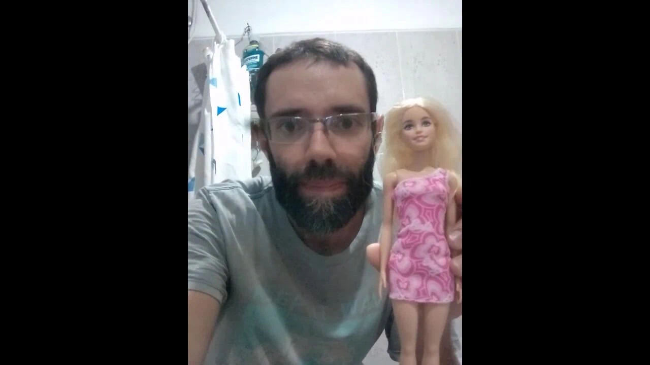 Büyük memeli bebeğiyle banyoda