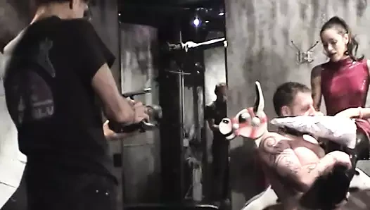 ince esmer dominatrix aşağılar ve alçaltır erkek köle