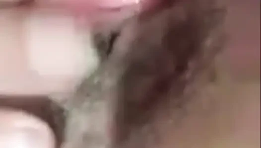Asyalı Kız Vajinasını Ve Büyük Göğüslerini Gösteriyor