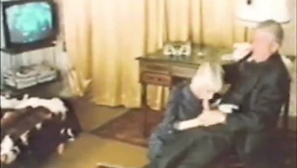 yaşlı adam alır emdi kapalı tarafından genç kadın