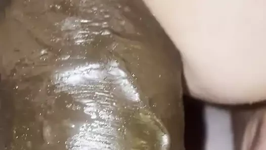 Yeni arkadaşım kıçımı derinden becermeye yardım ediyor ve onu tamamen yok ediyor