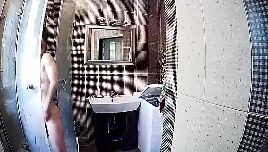 Ateşli minyon kız Stella duş alıyor