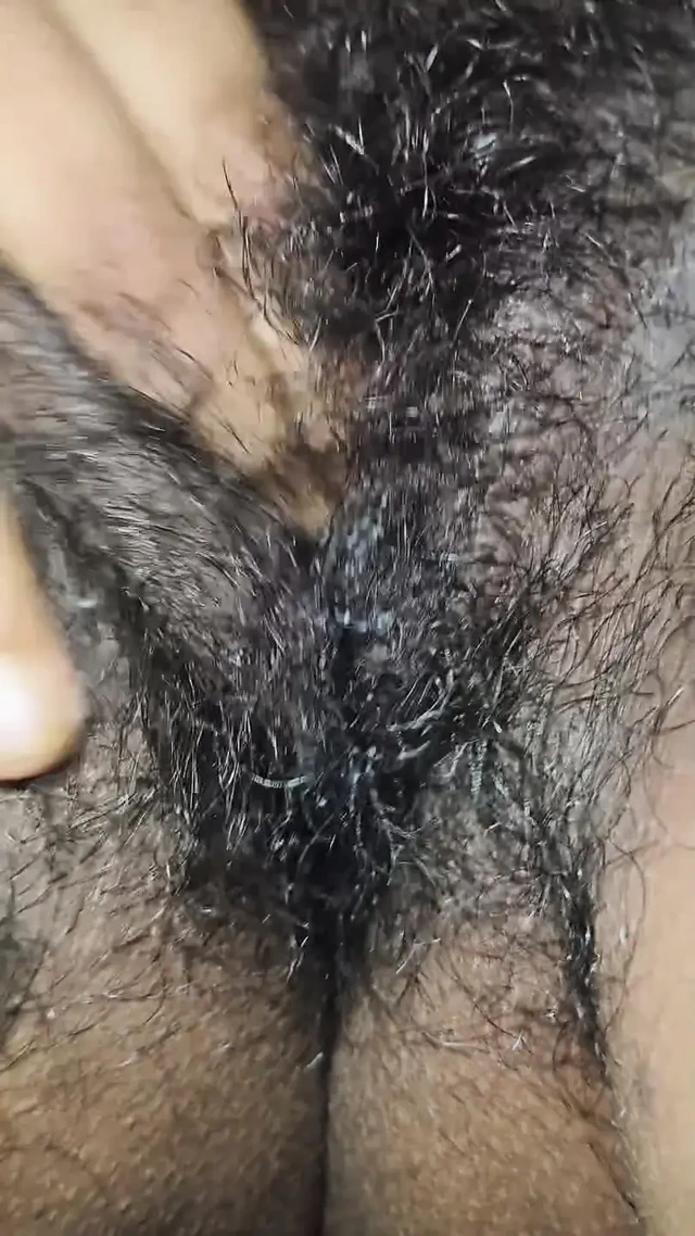 Kız arkadaş ki erkek arkadaşıyla parmaklıyor tam eğlence