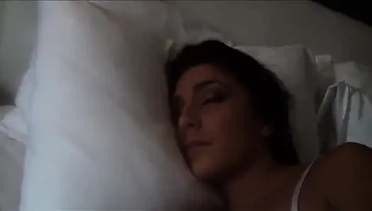 Azgın üvey kız kardeş otel odasında sikişmeyi seviyor