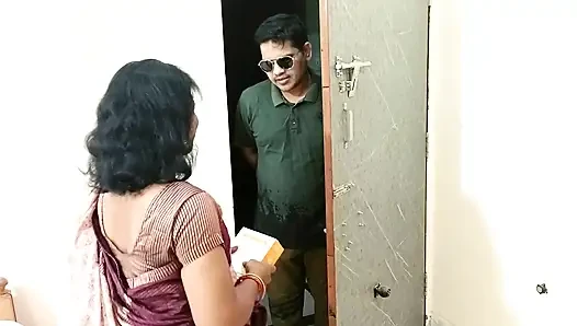 Hintli süper seksi sevimli yenge mobil şirket teslimatıyla sert seks yapıyor - sari bluzda tam masti