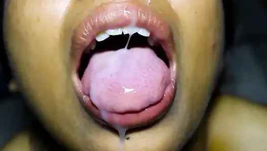 Güzel bir Meksikalıdan çok şehvetli sakso, yüzünü bir sürü spermle dolduruyorlar