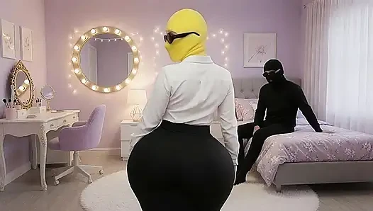 Minyon büyük götlü üvey kız kardeş yatak odasında twerk yapıyor