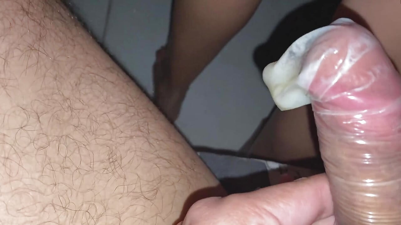 Ateşli öğretmen bakire öğrencisinin yarağına oturuyor ve erken boşalma ile saniyeler içinde boşalmasını beklemiyordu