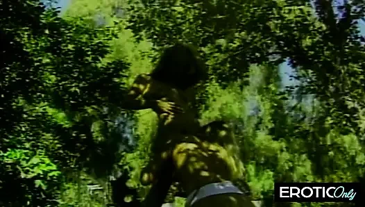 Yüzüne fışkırtıyor, sırılsıklam ve sallanıyor