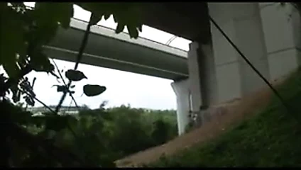 Sıcak kız öğrenci karayolu altında açık havada becerdin