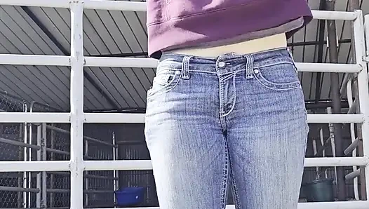 Kızıl saçlı kız dışarıda soyunuyor sallayan iff bosy, ev işleri yaparak esnetiyor ve delik açıyor