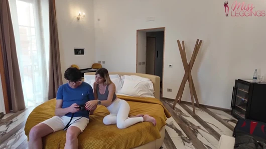 Teyze, Şehvetli Yeğeninin Yaptığı Taytlarla Kıçının Fotoğraflarını Bulmasına Sinirlenen Sapkın İntikamını Alıyor