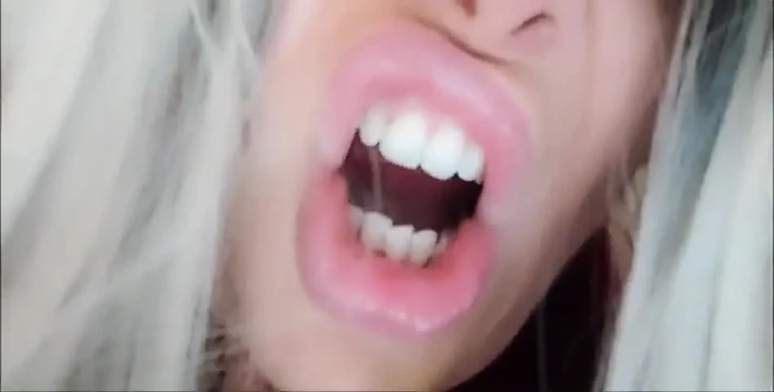 Üvey! Yatağımdayken bana bakmayı bırak