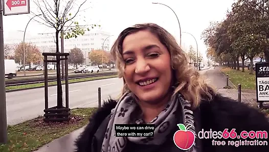 Açık havada! Ateşli orta yaşlı seksi kadın Danka Diamond Berlin'de rando ile sikişiyor! (İngilizce)