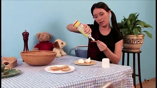 Büyük yarak amcığını emiyor sikişiyor ve parmaklıyor