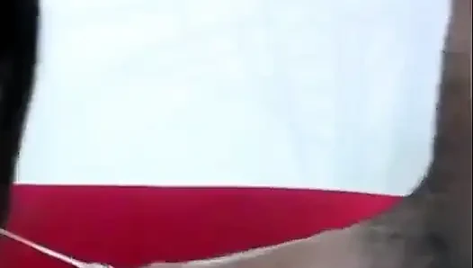 İnce esmer zenci adamın yarağını yutuyor ve sonra domaltarak eğiliyor