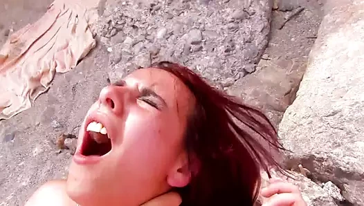 Kızıl saçlı Alman kız sert anal sikişten sonra döl yiyor