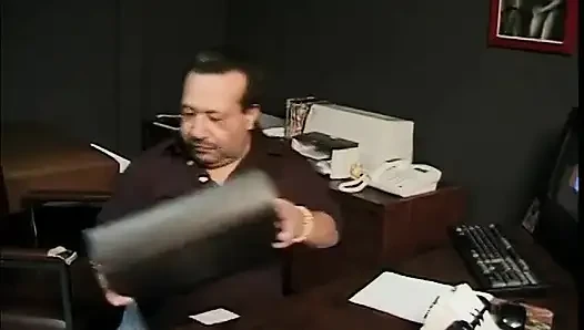 Randy sürtük beyaz naylon çorap giyerken şişman bir cücenin amını sikiyor