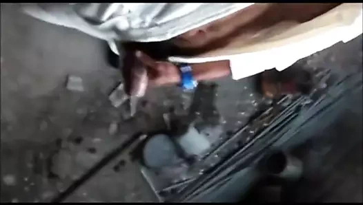 Maconheiro fumando e soltando porra