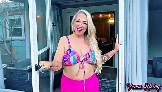 Orta yaşlı seksi kadın verandada büyük bir yüze boşalma alıyor bakış açısı