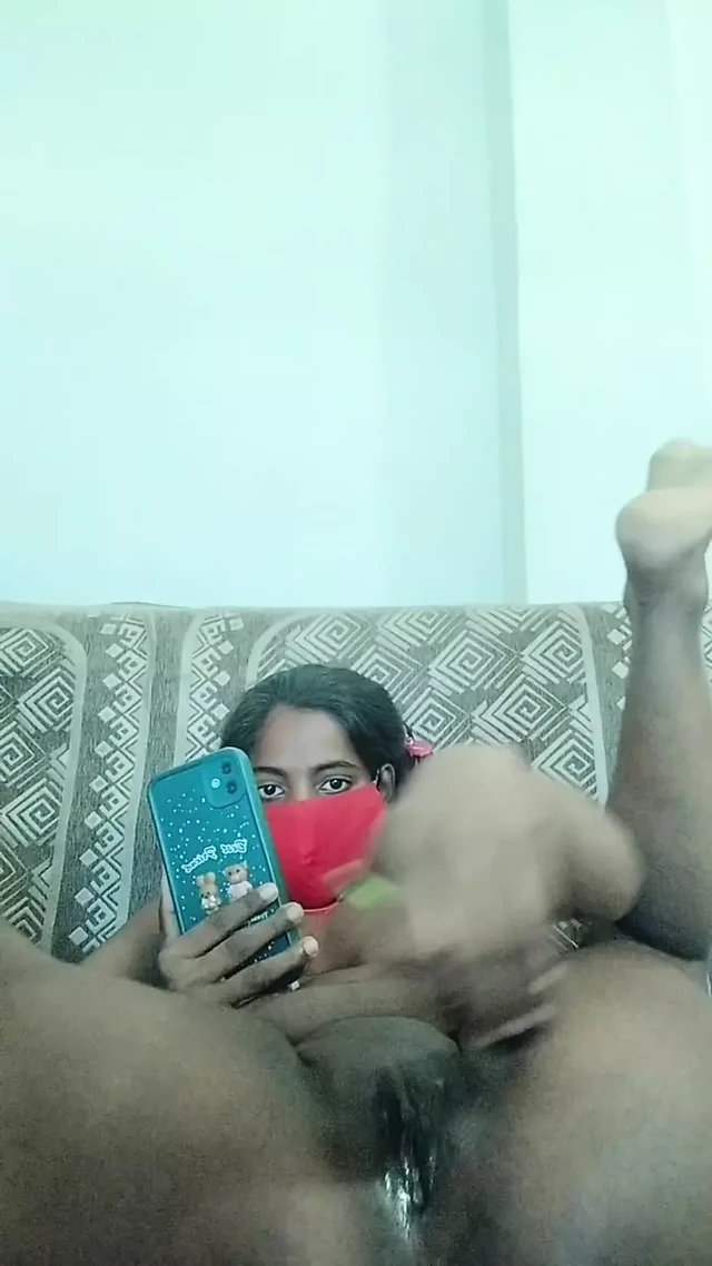 Qute karım büyük dildoyla sikişiyor ve amıyla oynuyor ve erkek arkadaşını görüntülü görüşmesiyle sert parmaklıyor