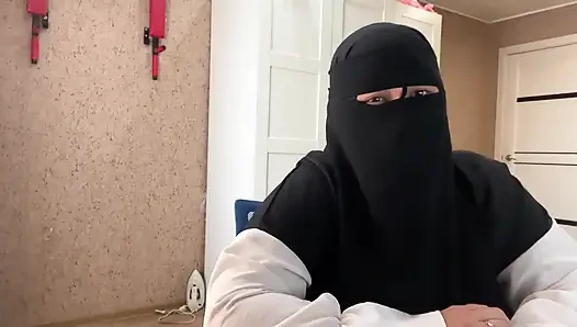 Büyük memeli Arap orta yaşlı seksi kadın web sohbetinde oturuyor