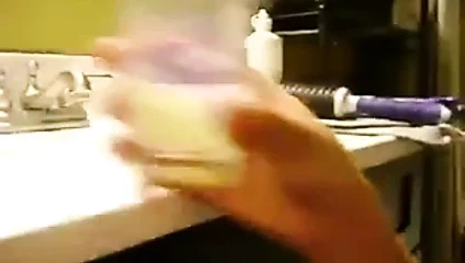 Kız boşalmak içer ve aynı anda büyük yüz alır