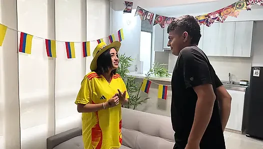 Azgın latin en iyi arkadaşım beni iç çamaşırı olmadan bekliyor ve takımı kazanırsa zengin ıslak amına bahse giriyor. 2026 Dünya Kupası özel!