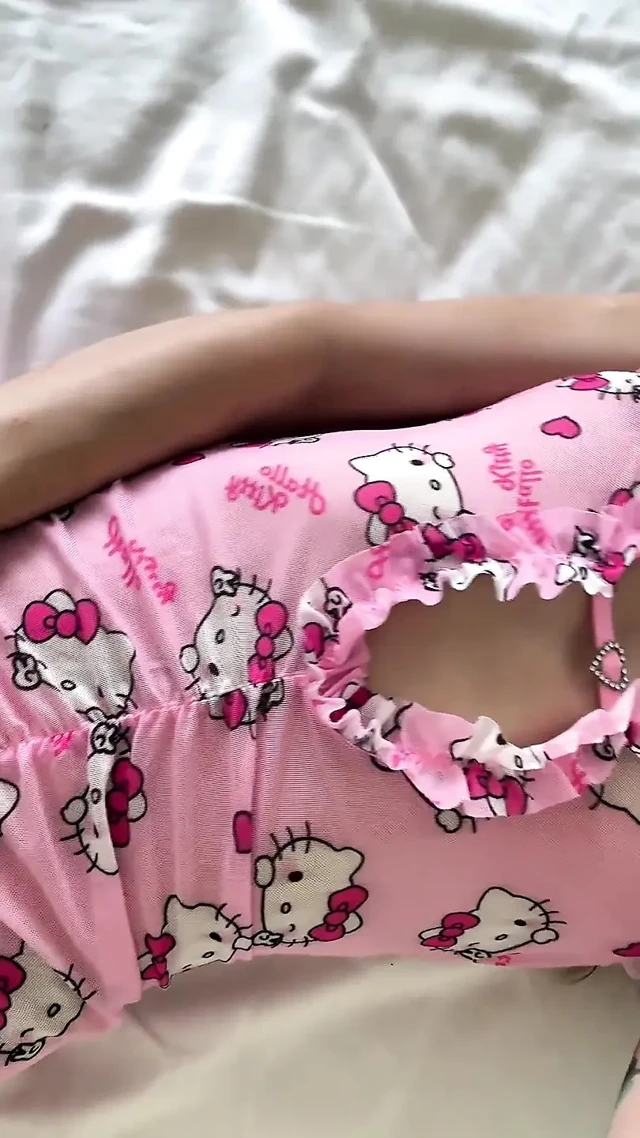 Pembe iç çamaşırlı yavaş hello kitty'nin vücudunu azdırıyor