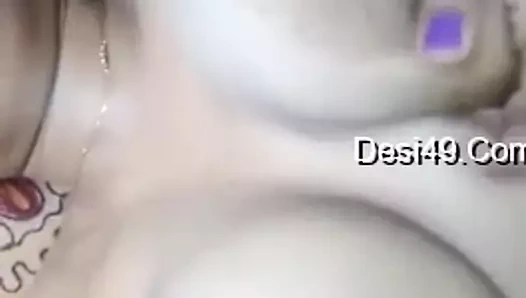 Amulya koca arkadaşlarına büyük göğüs gösteriyor